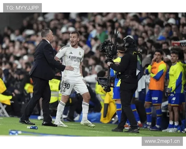 世体:约一千名黄潜球迷远征伯纳乌,创下俱乐部历史最高纪录 世体:约一千名黄潜球迷远征伯纳乌,创下俱乐部历史最高纪录